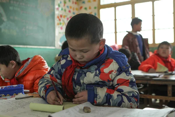 Первинний Студент Робить Домашнє Завдання Класі Xuchang City Провінції Хенань — стокове фото
