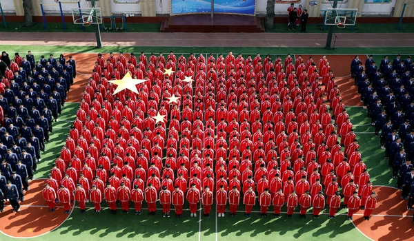 Luchtfoto Van 384 Middelbare Scholieren Gekleed Het Rood Vormen Een — Stockfoto