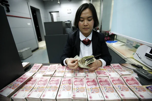 Empleado Chino Cuenta Billetes Dólares Estadounidenses Sobre Billetes Yuan Rmb — Foto de Stock