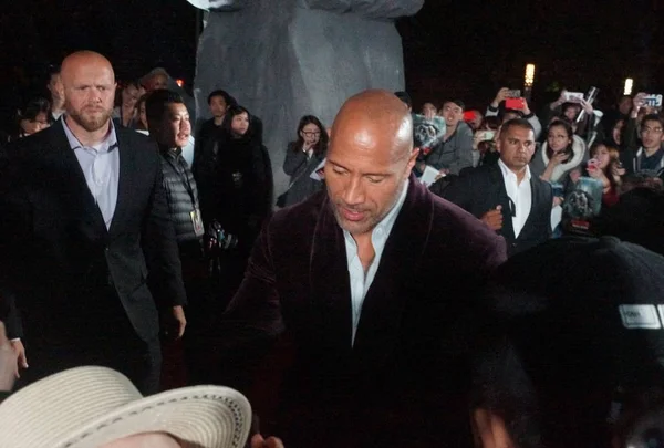 Actor Estadounidense Dwayne Johnson Firma Autógrafos Para Los Fans Mientras — Foto de Stock