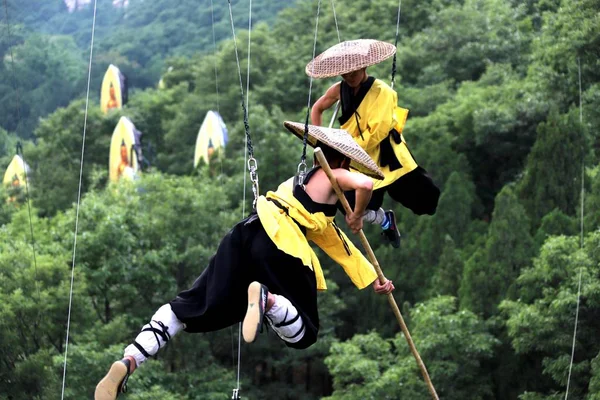 Мастера Кунг Практикуют Боевые Искусства Шаолинь Кунг Высоте Метров Над — стоковое фото