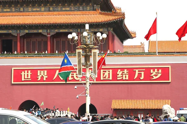Kinesiska Och Namibiska Nationella Flaggor Fladder Lyktstolpe Framför Tian Anmen — Stockfoto