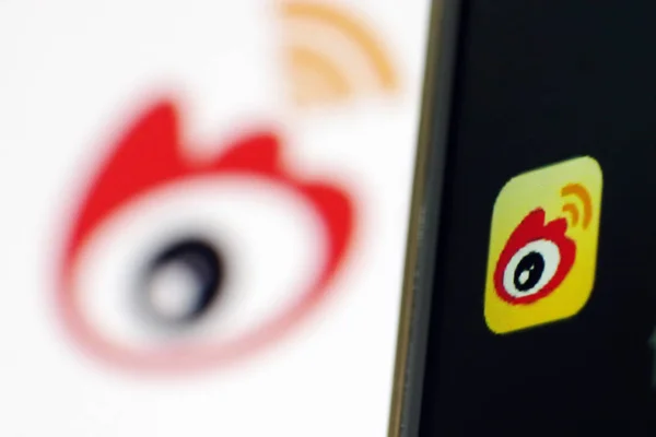 Пользователь Мобильного Телефона Смотрит Иконку Приложения Weibo Похожего Twitter Микроблога — стоковое фото