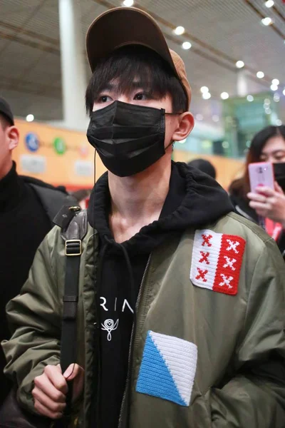 Jackson Yee Yangqianxi Grupo Masculino Chinês Tfboys Retratado Quando Chega — Fotografia de Stock