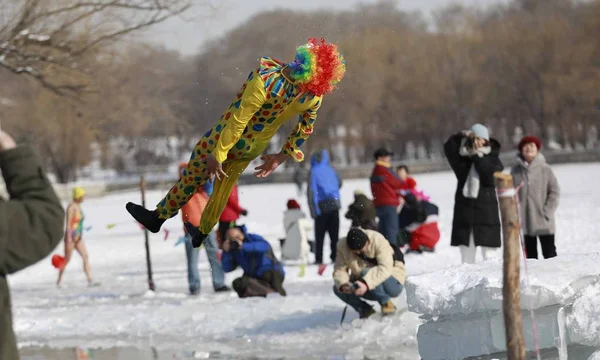 3月2日 中国东北辽宁省沈阳市北岭公园 一名身着小丑服装的中国冬泳爱好者表演搞笑跳水 — 图库照片