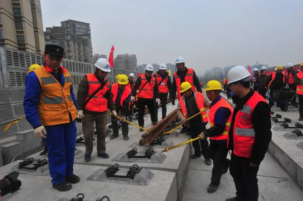 Chinesische Arbeiter Pflastern Die Erste 500 Meter Lange Schiene Auf — Stockfoto