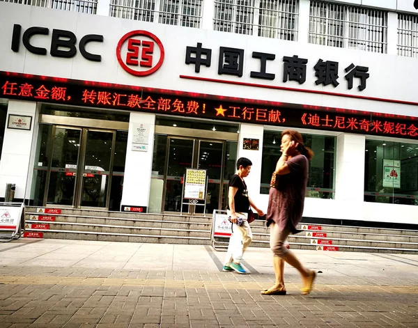 Пішоходи Ходять Повз Філію Icbc Промисловий Комерційний Банк Китаю Місті — стокове фото