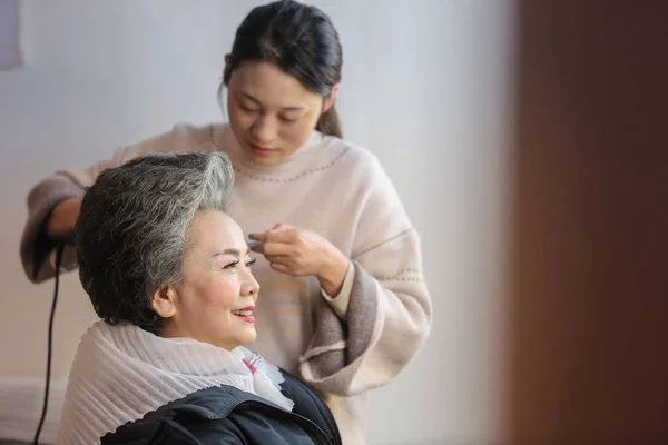 Årig Kinesisk Kvinna Yang Guang Avslutar Hennes Hår Och Makeup — Stockfoto