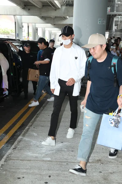 韩国男孩团体 Shinee 成员于2017年8月5日在中国香港降落后抵达香港国际机场 — 图库照片