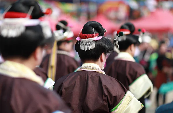 Kinesiska Flickor Miao Etnisk Minoritet Klädd Traditionella Silver Inredda Kläder — Stockfoto