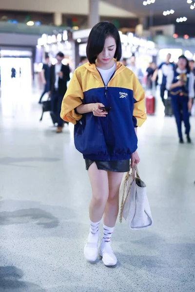 2018 上海に彼女の出発の前に上海虹橋国際空港に到着した中国の歌手 女優ビクトリア歌や歌銭 — ストック写真