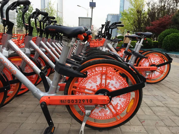 2018年4月17日 中国北京公路上的中国自行车共享服务Mobike的自行车上可以看到剪纸图案 — 图库照片