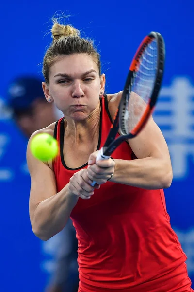 Simona Halep Fra Romania Returnerer Skudd Til Duan Yingying Fra – stockfoto