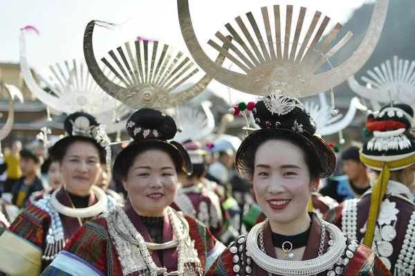 銀装飾の伝統的な服に身を包んだ少数民族ミャオ族の中国の女の子と Headwears Zhouxi 凱里市 中国南西部の貴州省 2018 日の蘆笙祭実行 — ストック写真