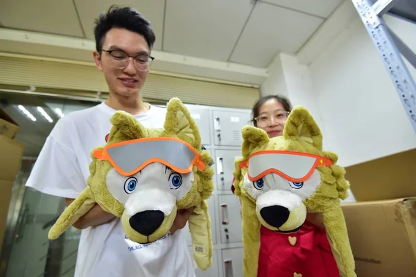 Des Travailleurs Chinois Exposent Des Jouets Peluche Homologués Zabivaka Loup — Photo