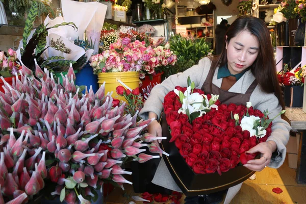2017년 12일 장쑤성 랴오닝강시 관윈현에서 발렌타인데이를 앞두고 중국인 직원이 꽃가게에서 — 스톡 사진