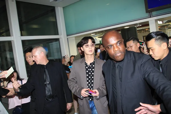 韩国演员朴世俊 抵达中国香港香港国际机场时 周围都是球迷 — 图库照片