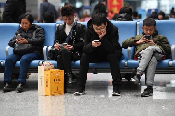 Les Passagers Utilisent Leur Smartphone Pour Surfer Sur Internet Gare — Photo