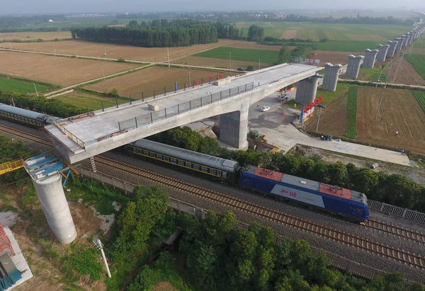 500 Ton Ağırlığındabir Kiriş Köprü Hankou Danjiangkou Demiryolu Üzerinde Derece — Stok fotoğraf