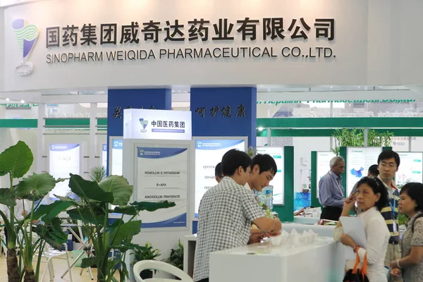Люди Відвідують Стенд Sinopharm Вейкіда Фармацевтичної Ltd Китайської Національної Фармацевтичної — стокове фото