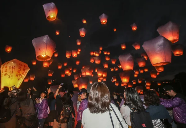 Taiwan Out Taiwanese Foreign Tourists Release Lanterns Sky Hopes Good — Stock Photo, Image