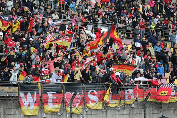 Fanoušci Ferrari Vlně Příznaků Ukázat Svou Podporu Zatímco Sleduje Kvalifikace — Stock fotografie