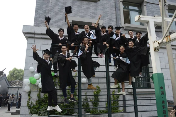 Studenten Poseren Voor Afstudeer Foto Campus Van Central Academy Drama — Stockfoto