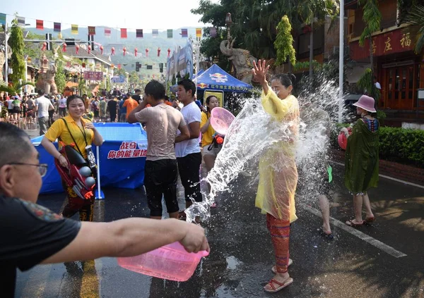 Local People Tourists Sprinkle Water Celebrate Water Sprinkling Festival Street — Stock Photo, Image