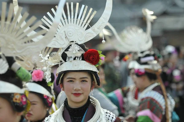 Ragazze Cinesi Della Minoranza Etnica Miao Vestite Con Abiti Copricapo — Foto Stock