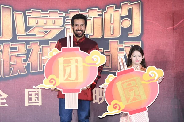 インド映画監督カビールカーン 左と子の女優およびモデル Harshaali Malhotra 氏北京 中国で Bajrangi Bhaijaan の映画のプレミア イベントに出席 — ストック写真