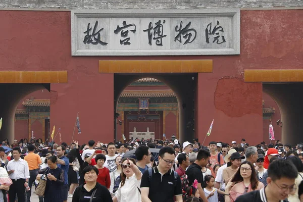 2018년 29일 베이징에서 노동절 관광객들은 자금성이라고도 불리는 박물관을 방문합니다 — 스톡 사진