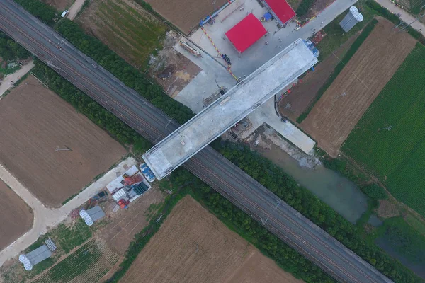 重さ4 500トンの桁橋は 漢江丹湖鉄道の上を反時計回りに74度回転させ 西陽市の浙州 ワンゾウ高速鉄道の湖北区で高速道路のフライオーバーを形成します — ストック写真