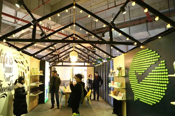 상하이의 몰에서 2018 센트의 Wechat Wexin의 미디어 플랫폼에 최초의 매장을 — 스톡 사진
