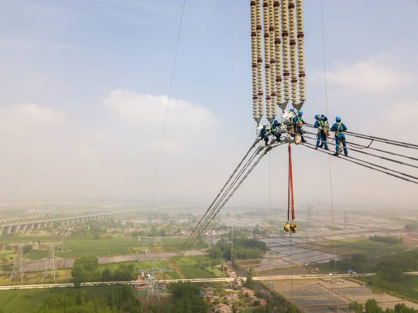 Čínští Pracující Práce Staveništi Vysíla Changji Guquan Uhvdc Vysokého Napětí — Stock fotografie