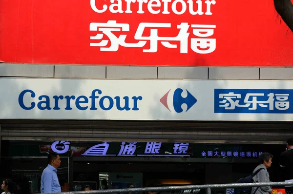 Los Peatones Pasan Por Supermercado Carrefour Chongqing China Mayo 2016 —  Fotos de Stock
