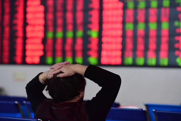 Chiński Inwestor Patrzy Ceny Akcji Czerwony Wzrost Cen Zielone Ceny — Zdjęcie stockowe