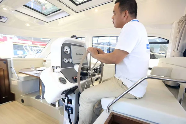 Gość Siedzi Bawarii E40 Flybridge Power Boat Wystawie Podczas Chiny — Zdjęcie stockowe