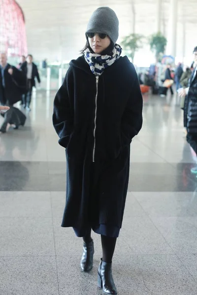Κινέζα Ηθοποιός Zhou Xun Απεικονίζεται Στο Διεθνές Αεροδρόμιο Του Πεκίνου — Φωτογραφία Αρχείου