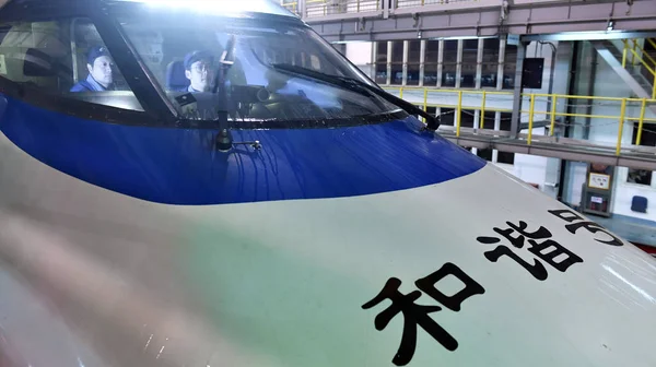 Chinese Arbeiders Controleren Een Crh China Railway High Speed Bullet — Stockfoto