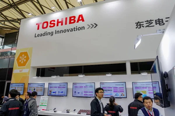 Menschen Besuchen Den Stand Von Toshiba Während Einer Ausstellung Shanghai — Stockfoto