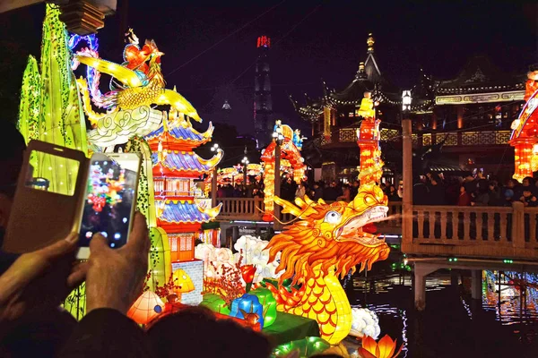 Turistas Desfrutam Lanternas Decorações Para Celebrar Ano Novo Lunar Chinês — Fotografia de Stock