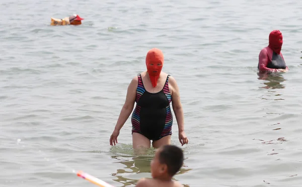 Μια Κινεζική Beachgoer Φορώντας Ένα Facekini Απεικονίζεται Ένα Παραλιακό Θέρετρο — Φωτογραφία Αρχείου