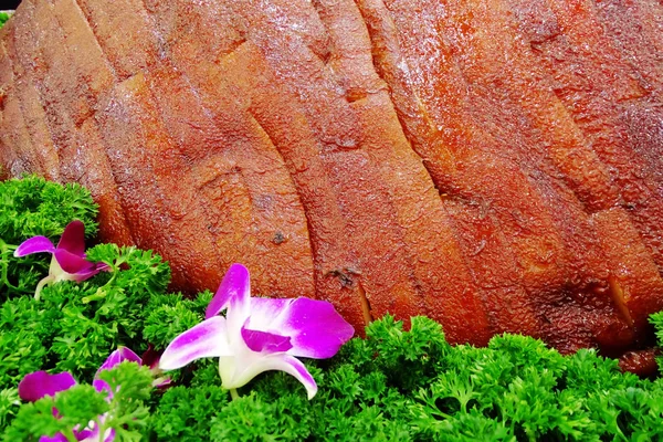 2018年3月28日 在中国中部湖北省武汉市举办的一个展览中 展出了重达330公斤 直径1 6米的巨型红色烤猪肉肚 — 图库照片