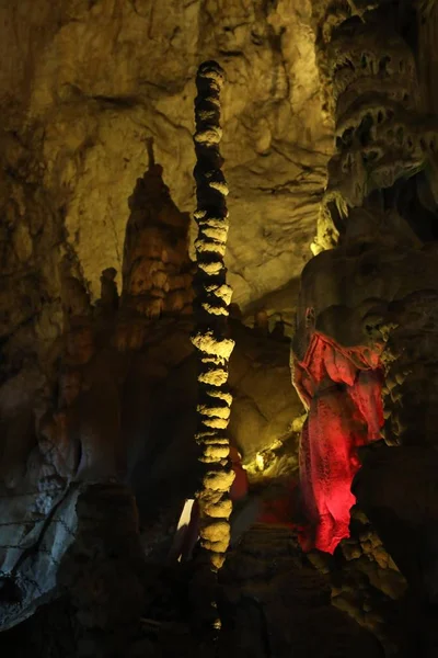 Grotte Zhijin Est Illuminée Par Des Lumières Colorées Dans Comté — Photo