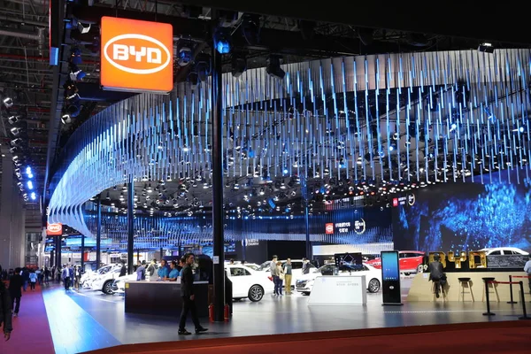 Pessoas Visitam Stand Byd Durante Xvii Exposição Internacional Indústria Automóvel — Fotografia de Stock