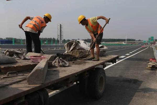 Lavoratori Cinesi Lavorano Nel Cantiere Della Sezione Tongzhou Daxing Della — Foto Stock