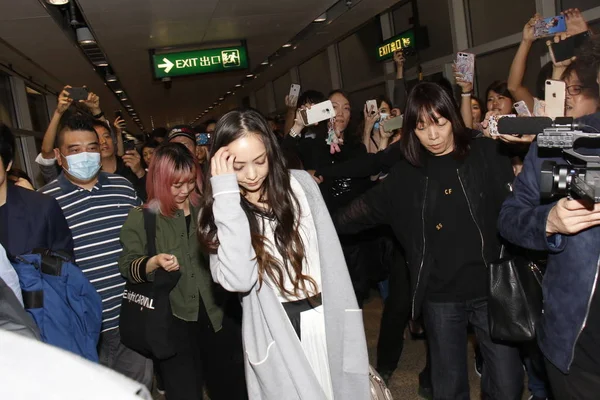 Японская Певица Намиэ Амуро Направляется Выходу После Приземления Гонконгском Международном — стоковое фото