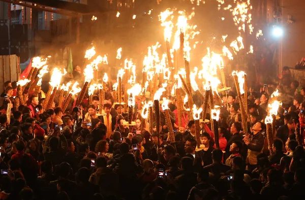 Miejscowi Mieszkańcy Biorą Udział Paradzie Festiwalu Torch Lub Fire Festival — Zdjęcie stockowe