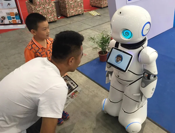 Los Visitantes Interactúan Con Robot Durante 16º Salón Internacional Posventa —  Fotos de Stock