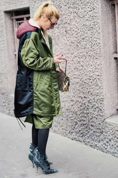 Trendy Pedestrian Walks Street Paris Fashion Week Fall Winter 2018 — Stock Photo, Image